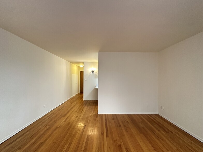 Building Photo - 665 W Wrightwood Ave