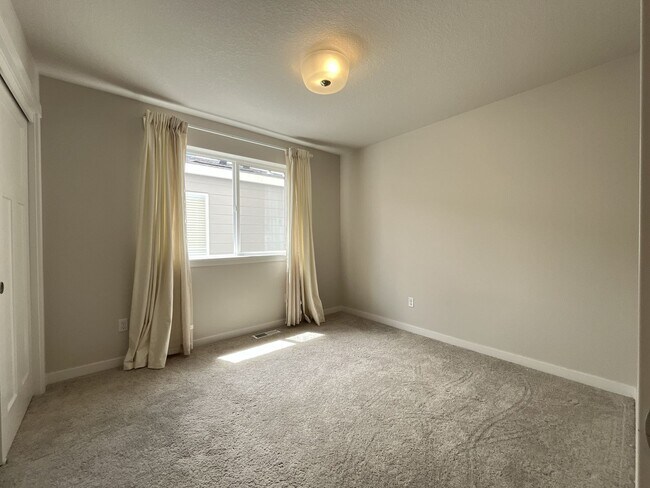 Building Photo - Stunning 2024 Built 5BR Home with Main-Level Suite, EV Charger & Covered Patio Near River Terrace