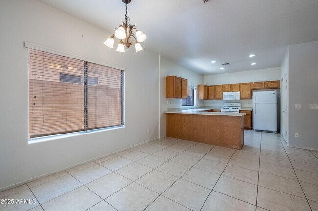 Building Photo - 4618 W Cottontail Rd
