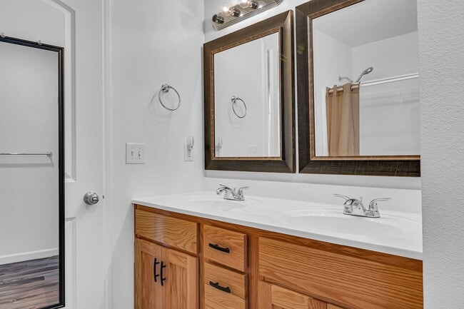 Building Photo - 3 bedroom 2 bath 2 Car Garage with fenced yard  for rent, Hollister, MO