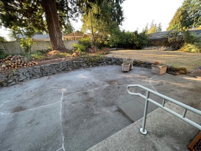 Building Photo - 3Bd/1.75Ba Shoreline House