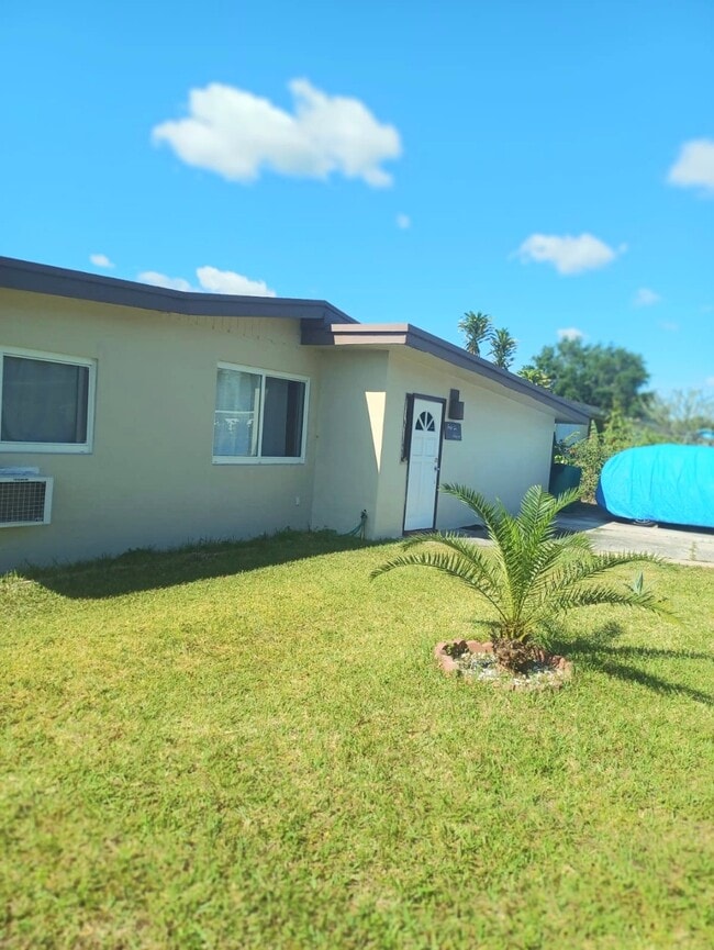 Building Photo - 4216 SW 51st St