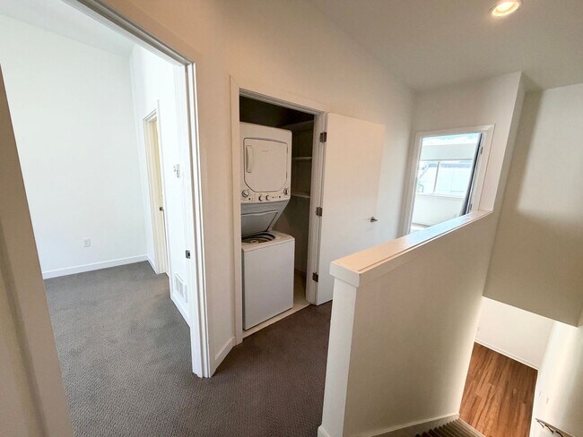Building Photo - Modern Contemporary Townhome just one block from the Light Rail!