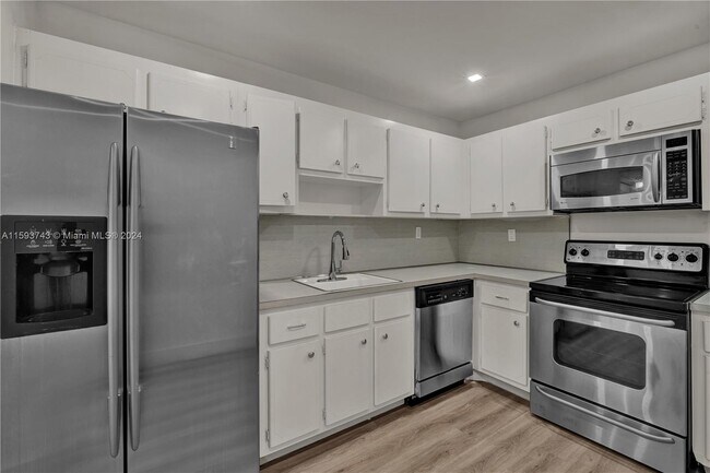 Building Photo - 9500 W Bay Harbor Dr