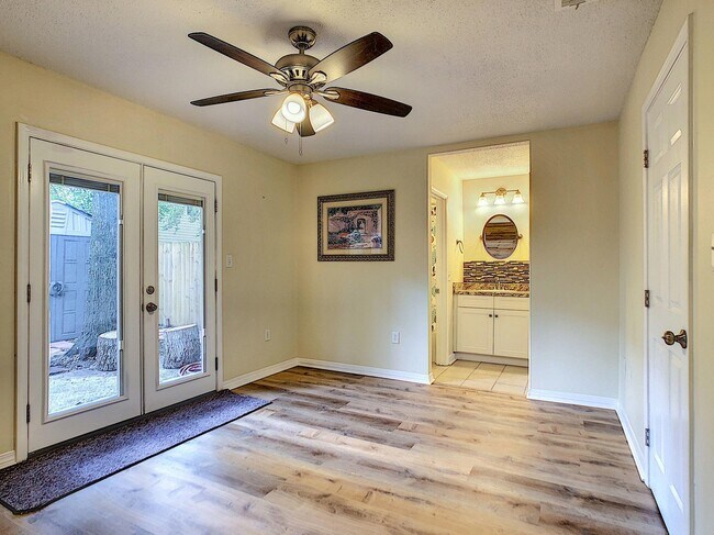 Building Photo - 945 Ashley Ln