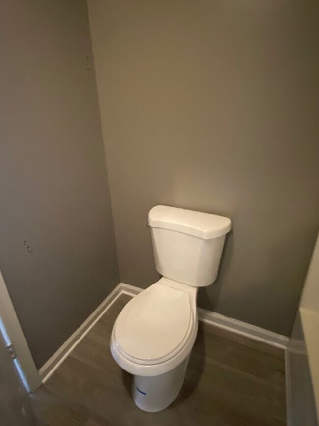 Building Photo - Like New & Move in Ready
