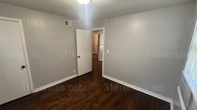 Building Photo - $1200 - 3 bed 1 bath - Single Family Home