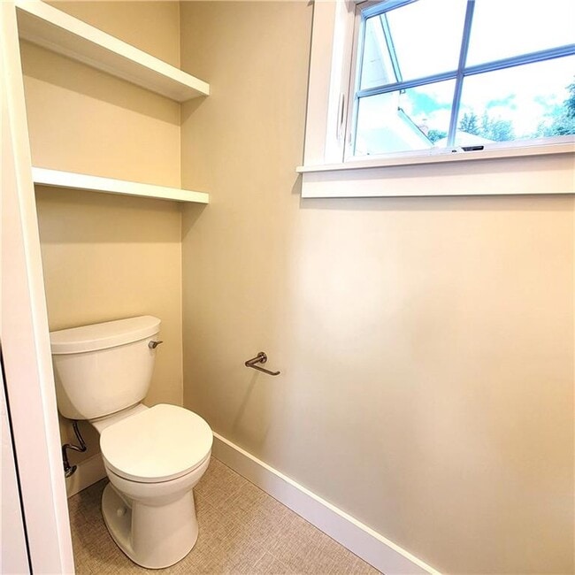 Building Photo - 33 Sakonnet Dr