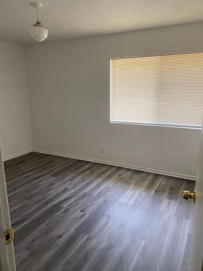 Building Photo - 2 Bedroom, 2 Bathroom Duplex in Hemet - Av...