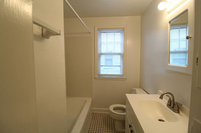 Building Photo - One Bedroom Duplex in North Kansas City