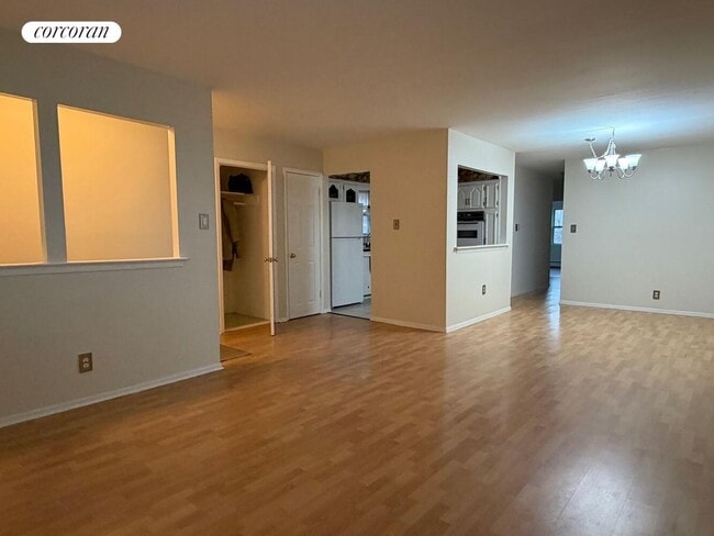 Building Photo - 2735 Cropsey Ave