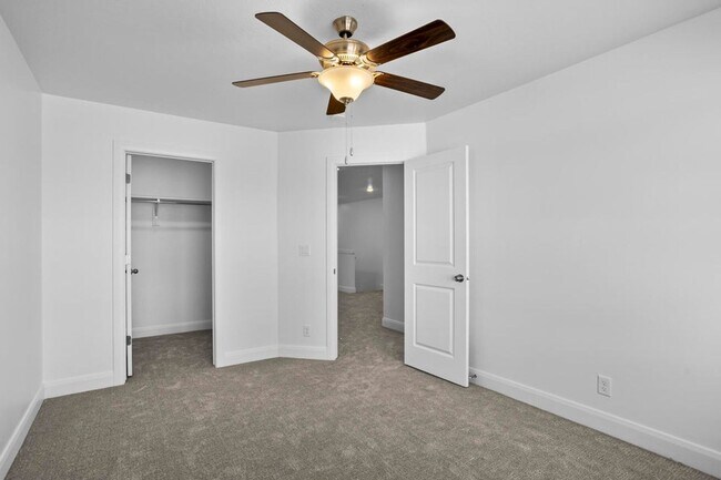 Building Photo - Beautiful 3 Bedroom Townhome in Desert Color. Internet Included!
