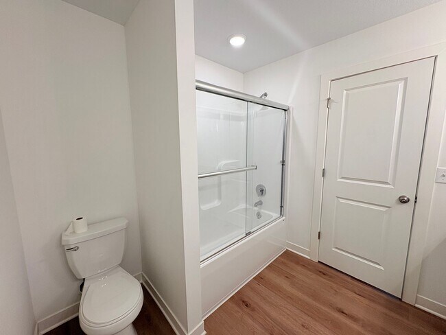 Building Photo - Single Level 3 Bed, 2 Bath, 1 Car Garage Duplex in North Kansas City
