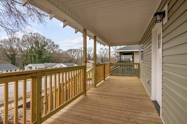 Building Photo - 304 E Hampton Ave