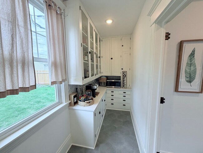 Building Photo - Gorgeous 3 Bedroom with Modern Upgrades!!