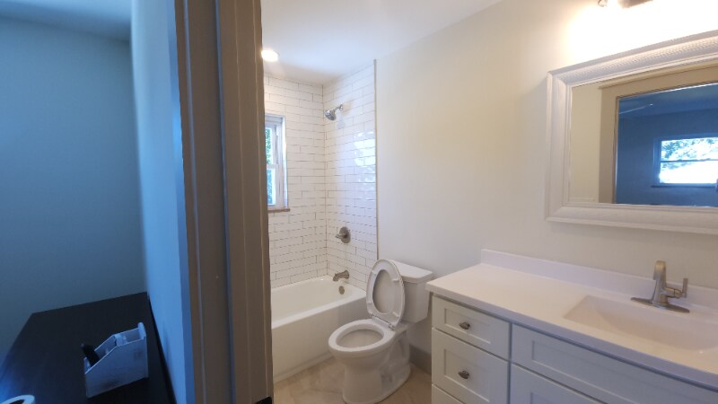 Building Photo - 1704 S Forest Dr