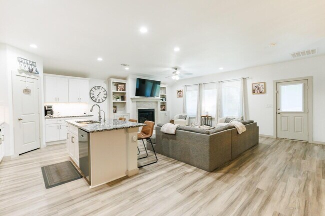 Building Photo - Spacious 4 Bed, 2 Bath Home in Abbey Glen w/ Liberty High School Feeder Pattern!