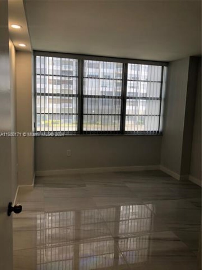 Building Photo - 18051 Biscayne Blvd