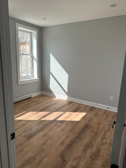 Building Photo - 372 Main St