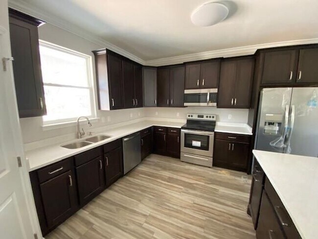 Building Photo - 3-Bedroom Brick Home with Modern Finishes & Large Yard!