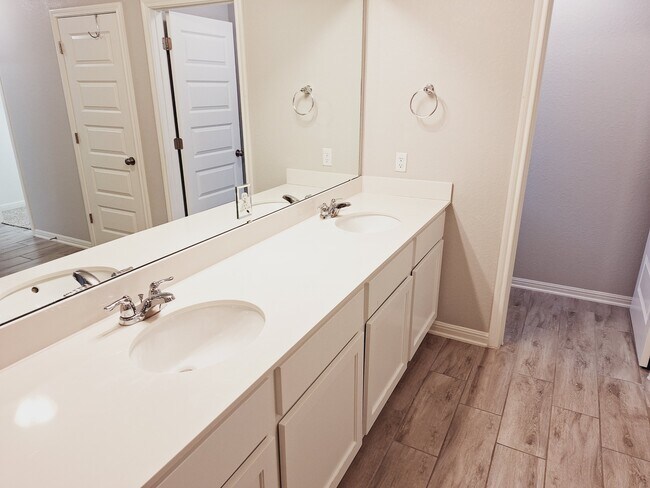 Building Photo - 124 Peruvian Ln