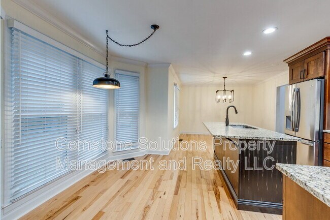 Building Photo - 221 Adams Ct