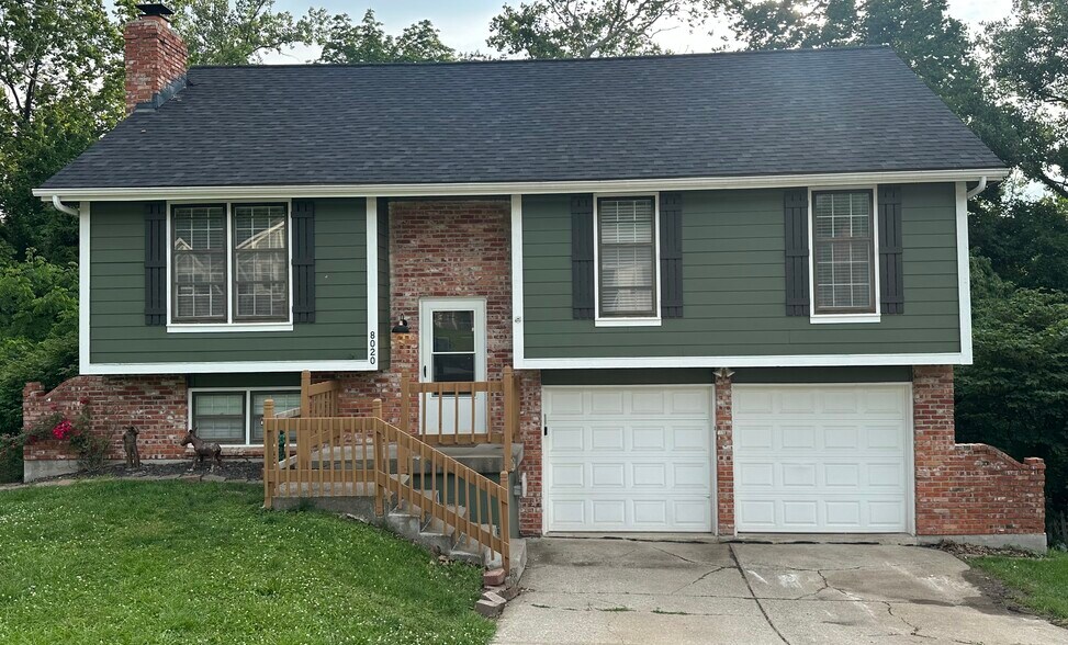 Primary Photo - 8020 N Garfield Ave