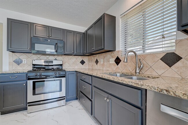 Building Photo - 16015 Surrey Woods Dr