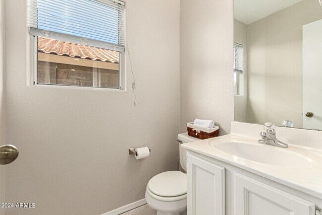 Building Photo - 3223 E Poinsettia Dr