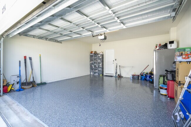 Building Photo - Discover Comfort and Style: Spacious 3-Bed...