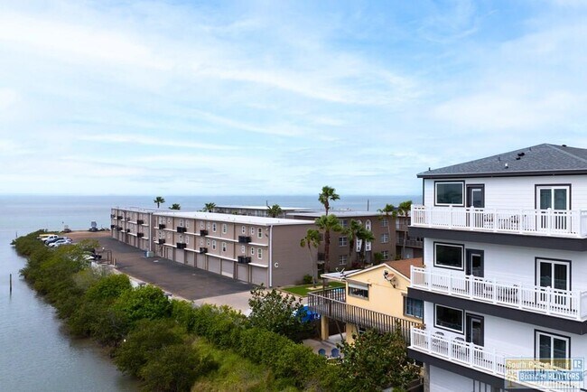 Building Photo - 111 W Sunny Isle Dr