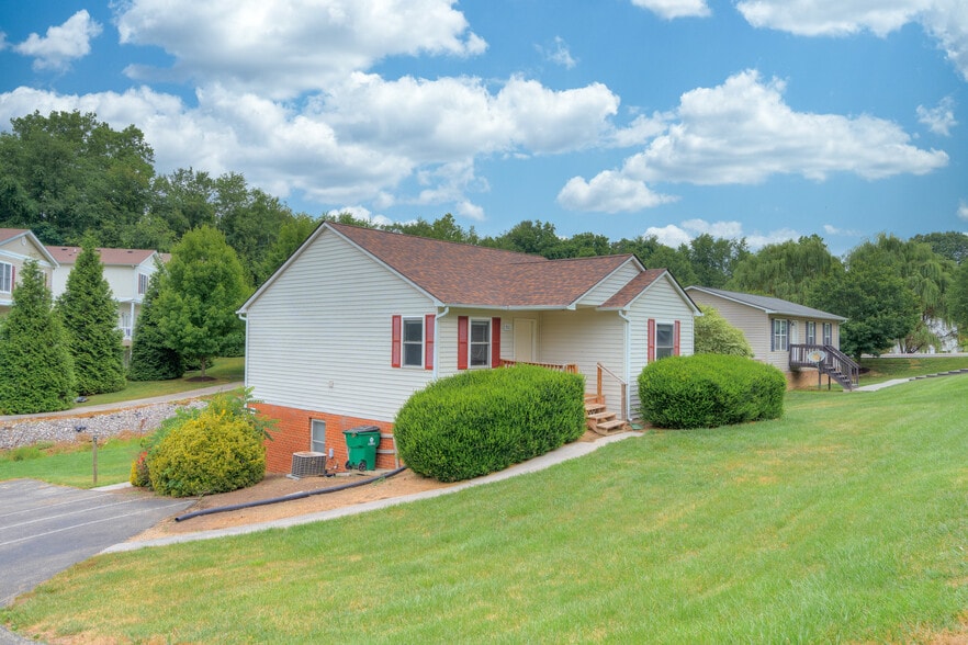 Building Photo - 913 Giles Rd