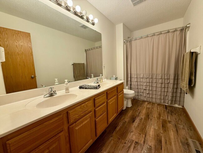 Building Photo - Lovely 3BR/3BA Otsego End Unit Townhome Available June!