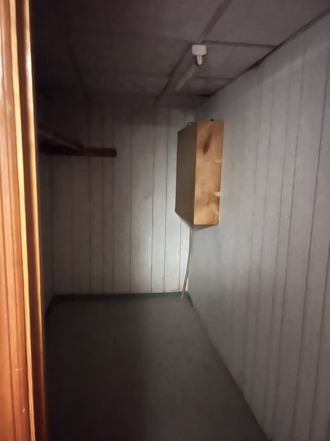 Building Photo - 3 Bdrm / 2 Bath House on a Corner Lot. Clo...