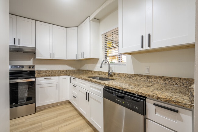 Building Photo - 1545 Springwood Dr SE