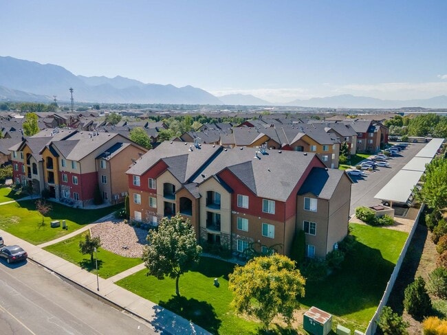 Building Photo - Stunning 3 bed 2 bath Condo in Pleasant Grove