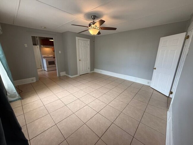 Building Photo - Pensacola - Downtown - 1 bedroom, 1 bathroom - partial utilities included