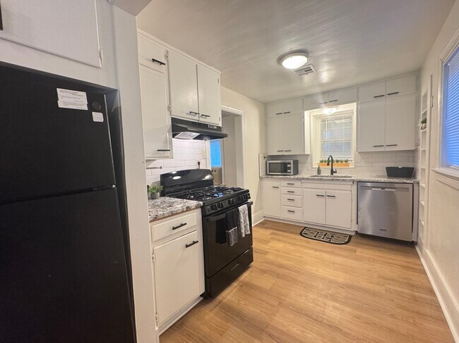 Building Photo - 304 N Cimarron Ave