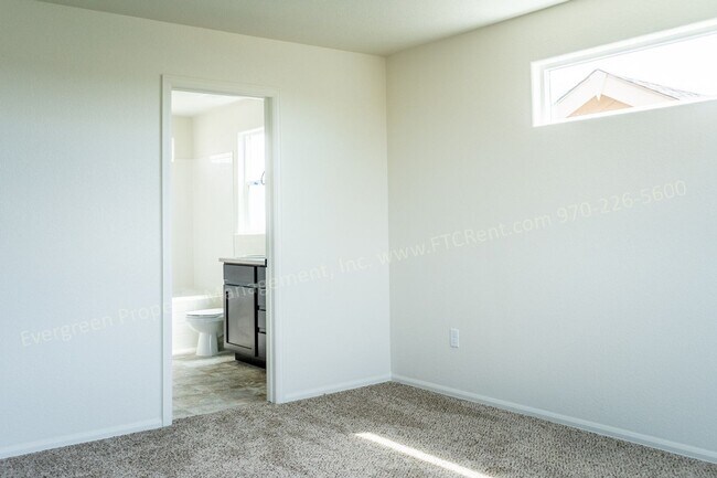 Building Photo - Gorgeous 4-Bed, 2.5 Bath Home in Windsor!