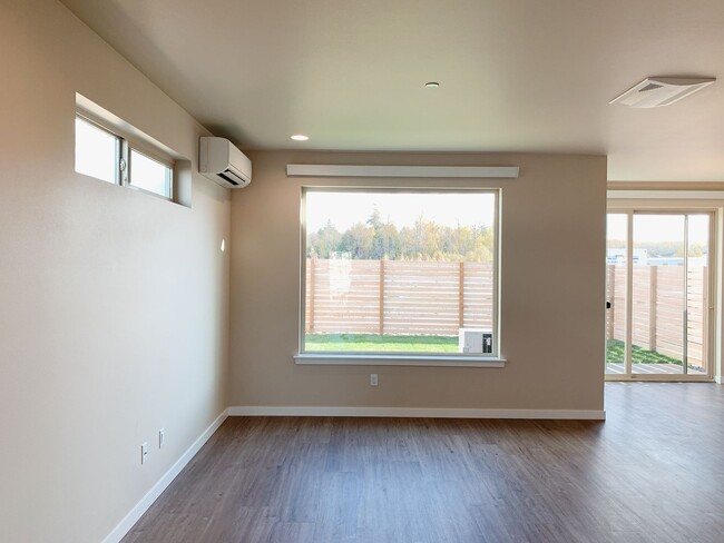 Building Photo - Lease Takeover Available 12/9/25! Sunny 3 bdrm, 2.5 bath in Cordata Neighborhood