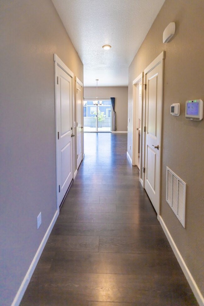 Building Photo - Stunning 4BR House in Berthoud
