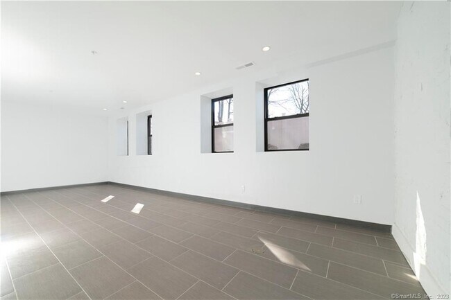 Building Photo - 847 State St