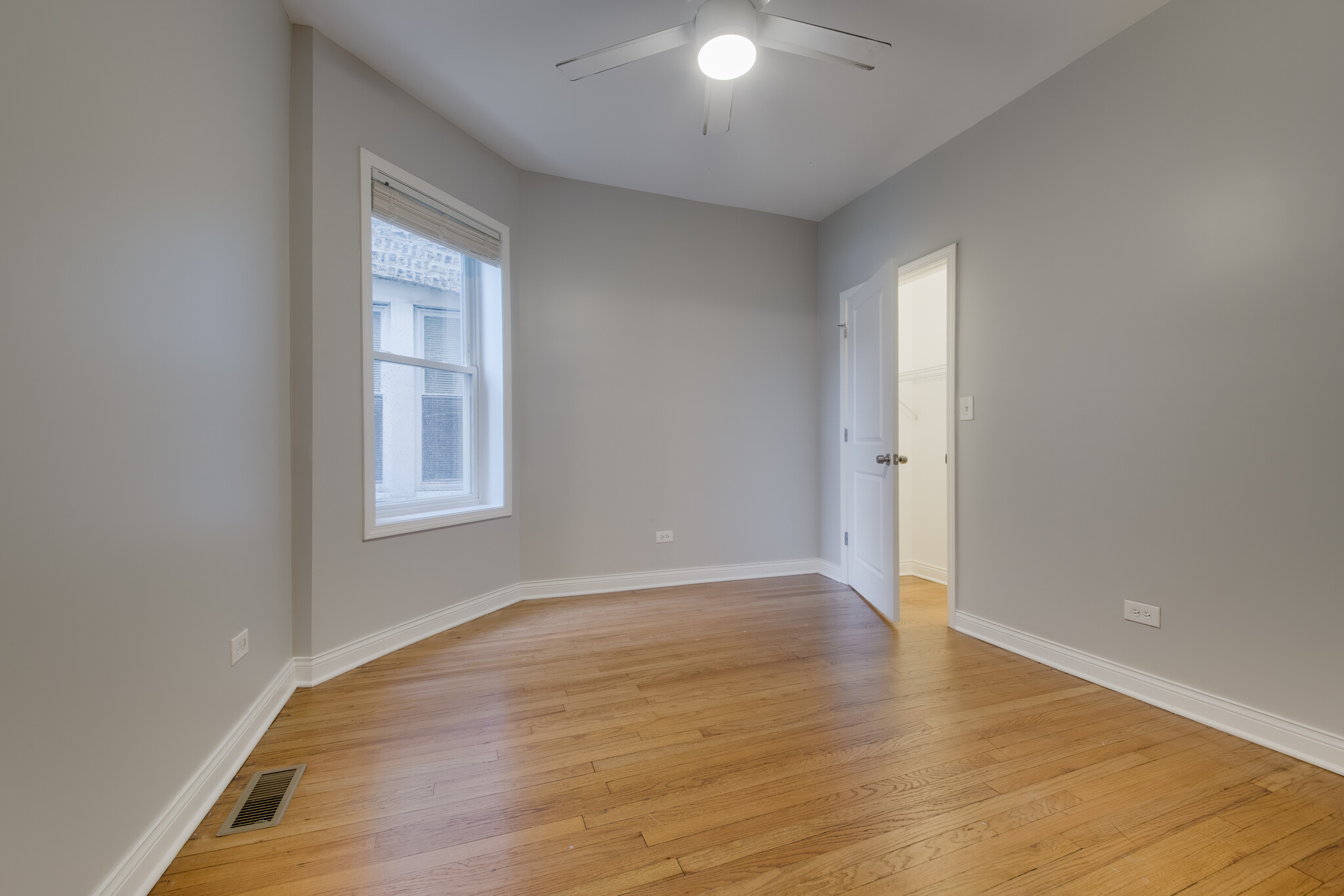 Building Photo - 5039 W Cullom Ave