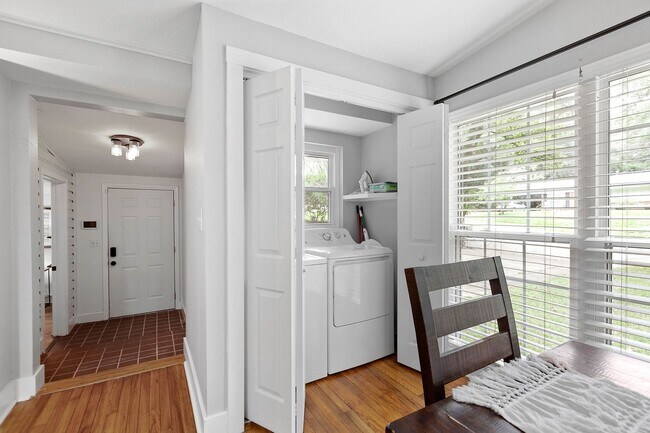 Building Photo - 3/2 House by TMH!! Available April!! fully furnished, 6 or 12 month lease available