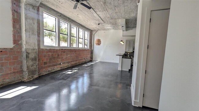 Building Photo - 2323 Polk St
