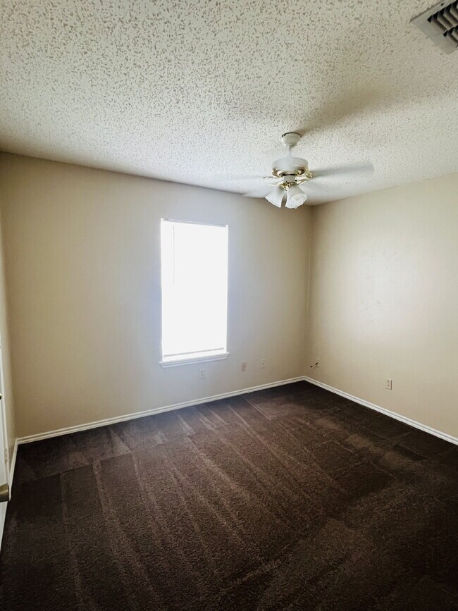 Building Photo - 2 Bedroom Duplex