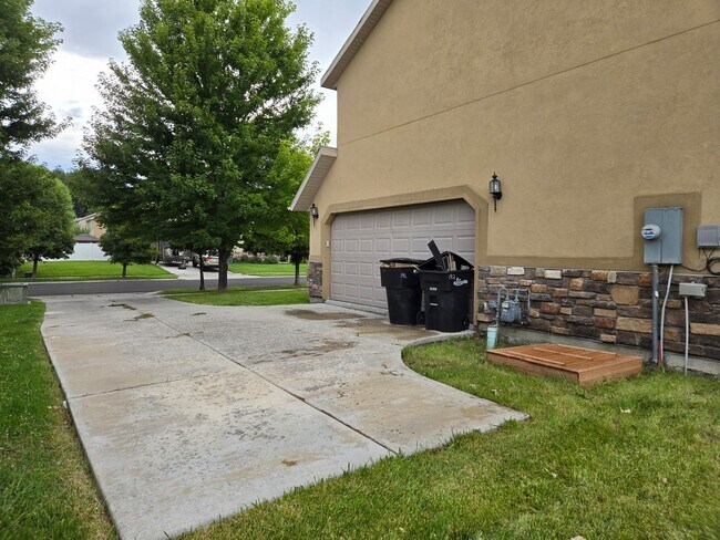 Building Photo - Beautiful 4 Bed, 2.5 Bath Townhome in Prim...