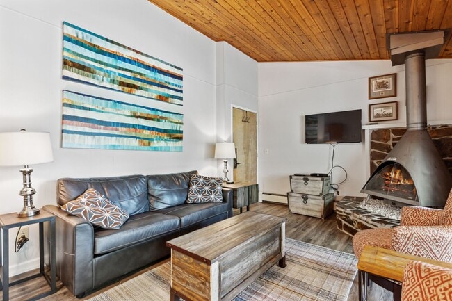 Building Photo - 1 bedroom, 1 bath condo on Whitefish Lake