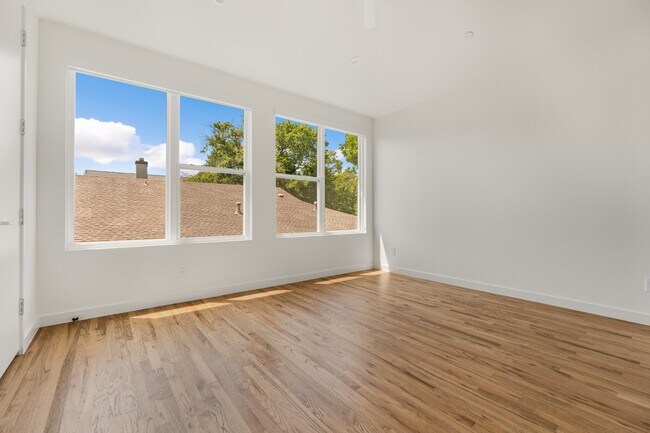 Building Photo - 3 bedroom Lakewood Townhome Walking Distance to Whole Foods and all of your favorites!
