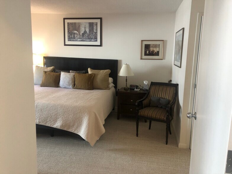 Gracious master bedroom suite - 233 S 6th St